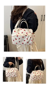 Vues détaillées du sac en velours côtelé avec imprimé fraises et bandoulière réglable