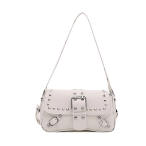 Witte schoudertas met zilveren metalen studs en gesp in een trendy Y2K punkrockstijl
