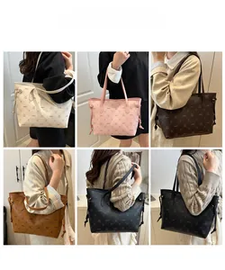 Modèle portant des cabas en cuir imprimé de différentes couleurs avec détails coulissants