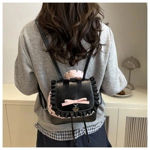 Mini zaino con pizzo, fiocco rosa e foulard floreale sul manico indossato dal modello