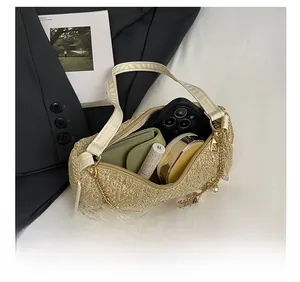 Détails de la capacité du sac en paille avec objets quotidiens et breloques
