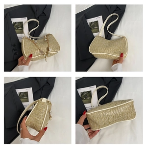Vue multi-angle du sac baguette tissé avec breloques de perles et d'étoiles de mer