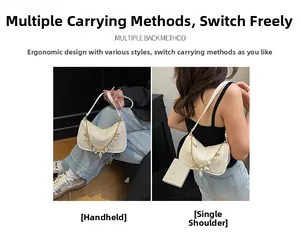 Détail du sac à bandoulière en paille avec perles, coquillages et chaîne dorée