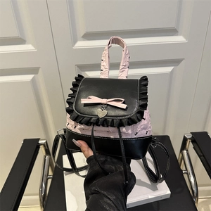 Petit sac à dos rose et noir en dentelle avec volants et décoration de nœud