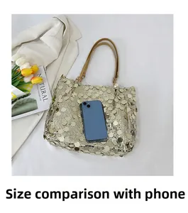 Vue détaillée du sac cabas à paillettes dorées avec comparaison de taille par mobile