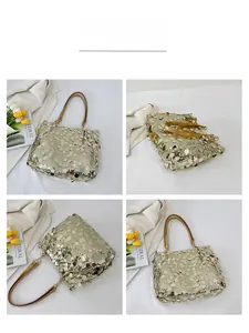 Vue détaillée d'un sac cabas à paillettes dorées avec des poignées en cuir marron