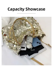 Vue de la capacité du sac à bandoulière à paillettes dorées avec ses objets quotidiens