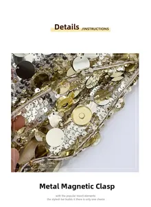 Vue macro d'un sac à paillettes métalliques avec fermoir magnétique argenté poli