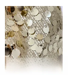Détail macro de paillettes dorées champagne sur un sac à main élégant et tendance