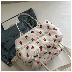 Détail du sac à lunch en velours côtelé avec imprimés fraises et fermeture éclair double