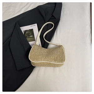 Sac hobo en paille avec bordure en cuir blanc stylisé avec un blazer bleu et magazine