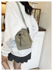 Détail du sac porte-bouteille en nylon kaki avec cordon et sangle ajustable