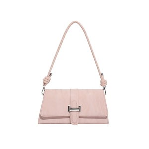 Sac baguette rose en cuir plissé avec boucle argentée et bandoulière nouée sur fond blanc