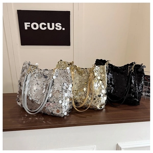 Détails des sacs à paillettes argentés, dorés et noirs avec bandoulières à chaîne