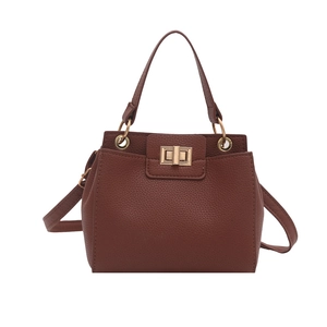 Sac bandoulière en cuir grainé marron avec fermoir rotatif en métal doré