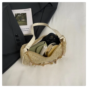 Capacité intérieure d'un sac en paille contenant téléphone, portefeuille et accessoires