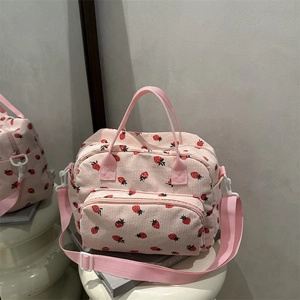 Sac à déjeuner en velours côtelé rose avec fraises et bandoulière réglable