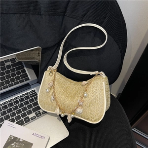 Sac à épaule en paille tissée beige avec breloques de perles et de coquillages pour femme