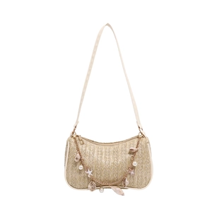 Sac sous le bras en paille d'été avec breloques coquillages et perles sur blanc