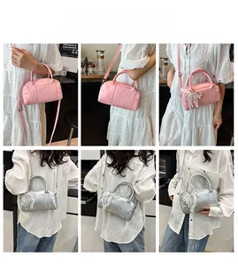 Collage de mini sacs Boston roses et argentés avec nœuds en perles et bandoulières amovibles