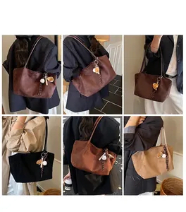 Detail der großen Shopper-Taschen aus strukturiertem Mattleder mit Fransen-Anhängern