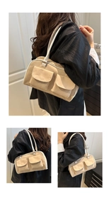 Détail d'un sac à bandoulière en toile beige avec deux poches avant et sangles en cuir