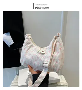 Dettaglio borsa a tracolla in velluto bianco con fiocchi rosa e doppia cerniera lampo