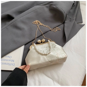 Detail der Vintage-Stickerei-Tasche mit Perlengriff und eleganter Seidenoberfläche