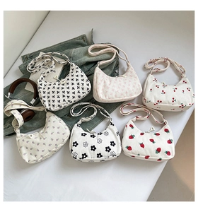 Detaillierte Flachbildansicht von Cord-Hobo-Taschen mit floralen Mustern auf weißem Grund