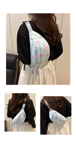 Détail du sac bandoulière en nylon fleuri montrant la fermeture éclair et la sangle