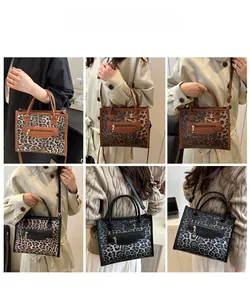 Dettagli della borsa con stampa leopardata indossata dalla modella per lo stile quotidiano