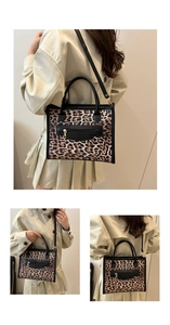 Dettaglio della borsa tote leopardata con manici neri e dettagli in metallo dorato