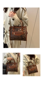 Dettaglio della borsa tote leopardata trendy con finiture in pelle marrone e tasca dorata