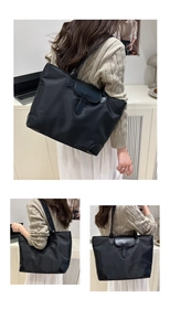 Dettaglio della grande borsa tote in nylon con manici in pelle e bordi rinforzati