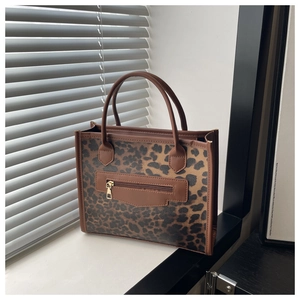 Dettagli della borsa tote con stampa leopardata, cerniera dorata e finitura testurizzata