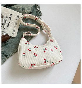 Detail der weißen Cord-Halbmondtasche mit Kirschprint und verstellbarem Gurt