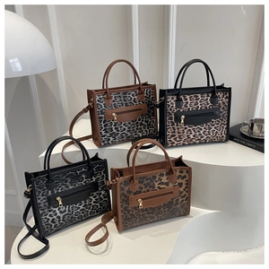 Dettaglio di borse leopardate con finiture dorate disponibili in varie tonalità moda