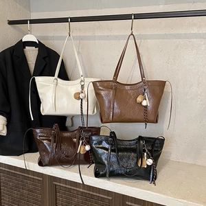Women Large Capacity Tote Bag Shiny PU Leather Wrinkled Shoulder Bag Retro Commuter Handbag With Baseball Charm Decor