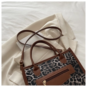 Dettagli della borsa tote leopardata con finiture in pelle PU marrone e cerniere dorate