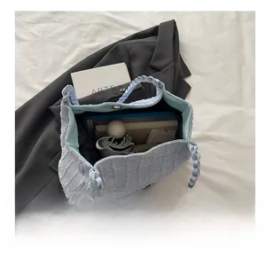 Intérieur spacieux du sac cabas matelassé bleu clair avec espace pour tablette