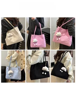 Détail du sac cabas gaufré en couleurs pastel avec un charmant nuage en peluche