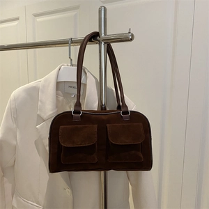 Sac à main rétro en daim marron foncé avec doubles poches avant et anse fine pour femmes