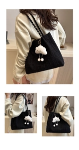 Détail du sac cabas matelassé noir avec bandoulière chaîne et breloque nuage en peluche