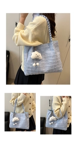 Détail du cabas en tweed à carreaux bleu clair avec pendentif nuage en peluche douce