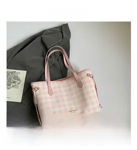 Dettaglio della borsa tote a scacchi rosa e bianca con coulisse e pelle testurizzata