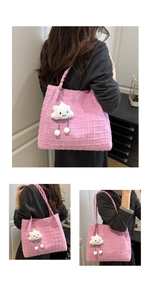 Sac fourre-tout rose texturé avec bandoulière tissée et breloque nuage en peluche