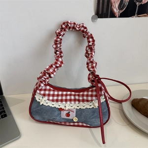 Sac fourre-tout en patchwork de carreaux rouges et denim avec dentelle