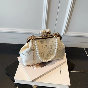 Vintage Satin-Handtasche in Champagner mit Blumenstickerei und Perlengriff für Damen