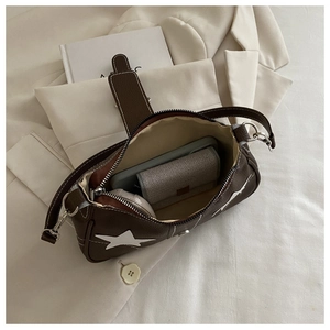 Innenansicht der dunkelbraunen Stern-Schultertasche mit Platz für Handy und Kosmetik