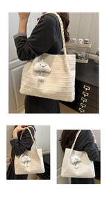 Détail du sac cabas en tissu texturé blanc avec bretelles tressées et charme nuage